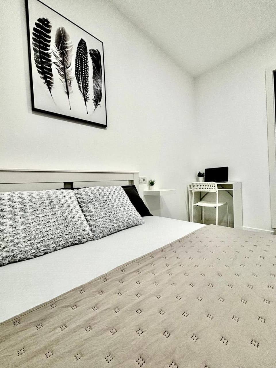 Bed, Photo of the whole room, Bedroom