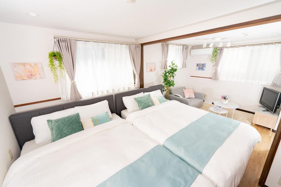 Bed, TV and multimedia, Bedroom