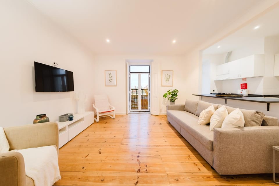 Large Central Penthouse 3 bath, sleeps 14 wAC Apartment in Lisbon