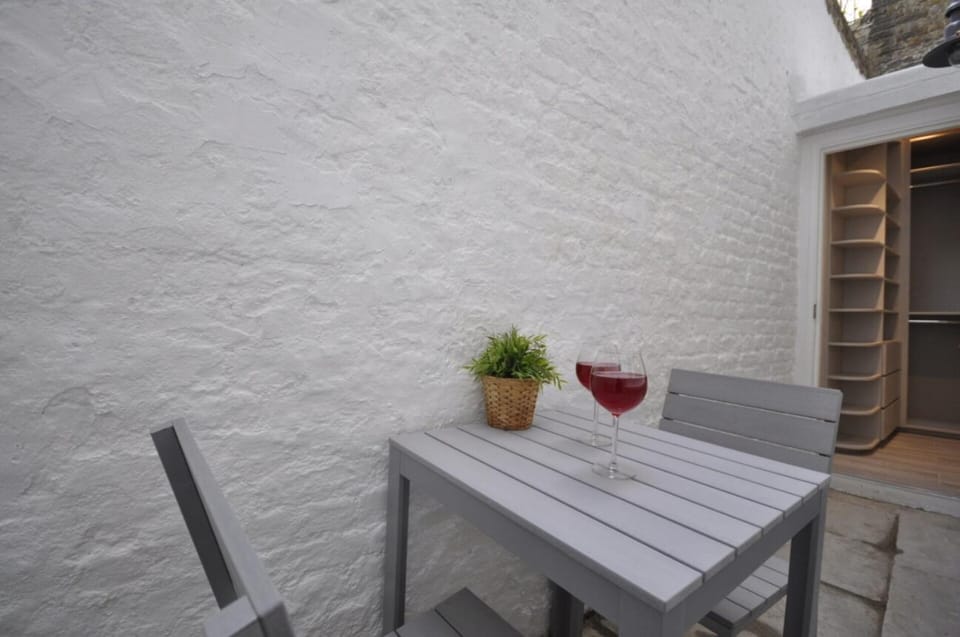 Stylish and Modern Studio located in the basement Apartment in City of Westminster