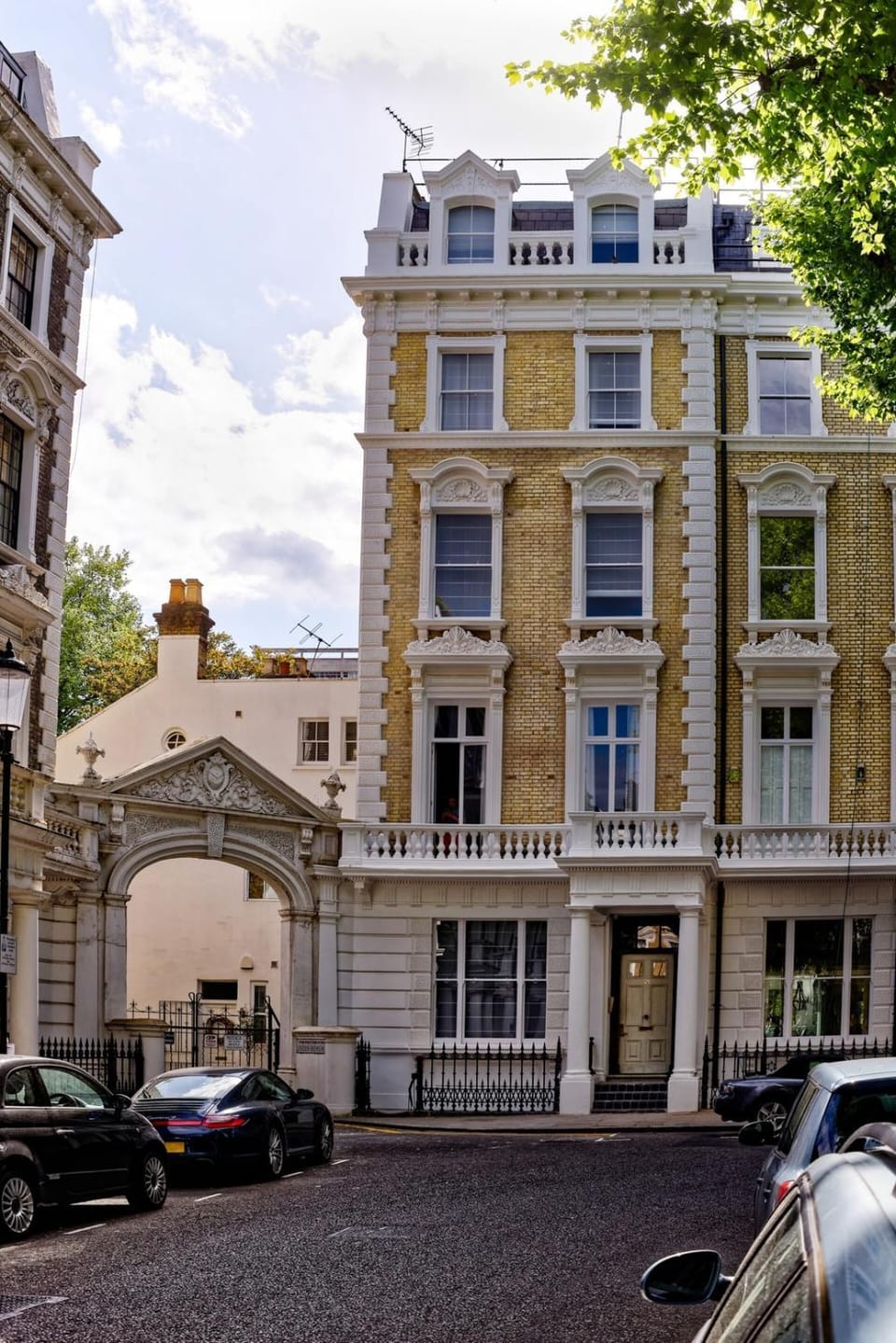 Stylish and Modern Studio located in the basement Apartment in City of Westminster