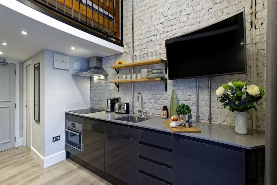 Nice Mezzanine - private balcony-Notting Hill Gate Apartment in City of Westminster