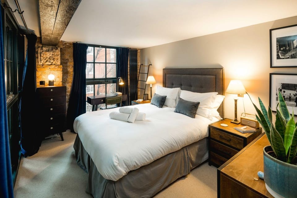 Bed, Photo of the whole room, Seating area, Bedroom