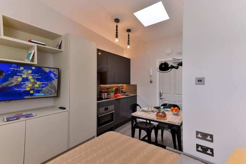 Modern & cosy micro studio at 4th floor Apartment in City of Westminster