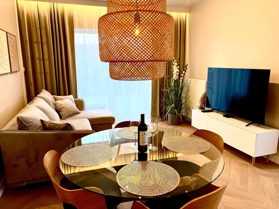 TV and multimedia, Living room, Seating area, Dining area