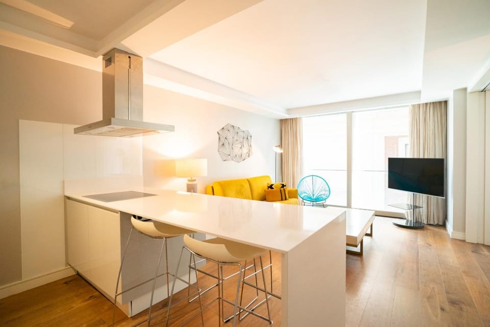 TV and multimedia, Kitchen or kitchenette, Living room, Seating area, Dining area