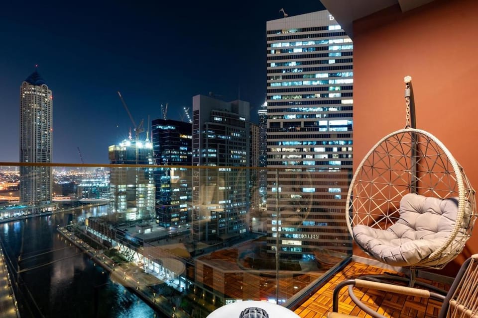 Modern Studio Canal & Pool View Business Bay Apartment in Dubai