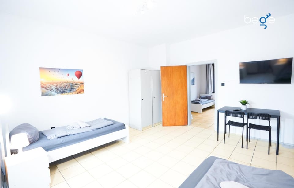 Bed, TV and multimedia, Photo of the whole room, Seating area, Bedroom
