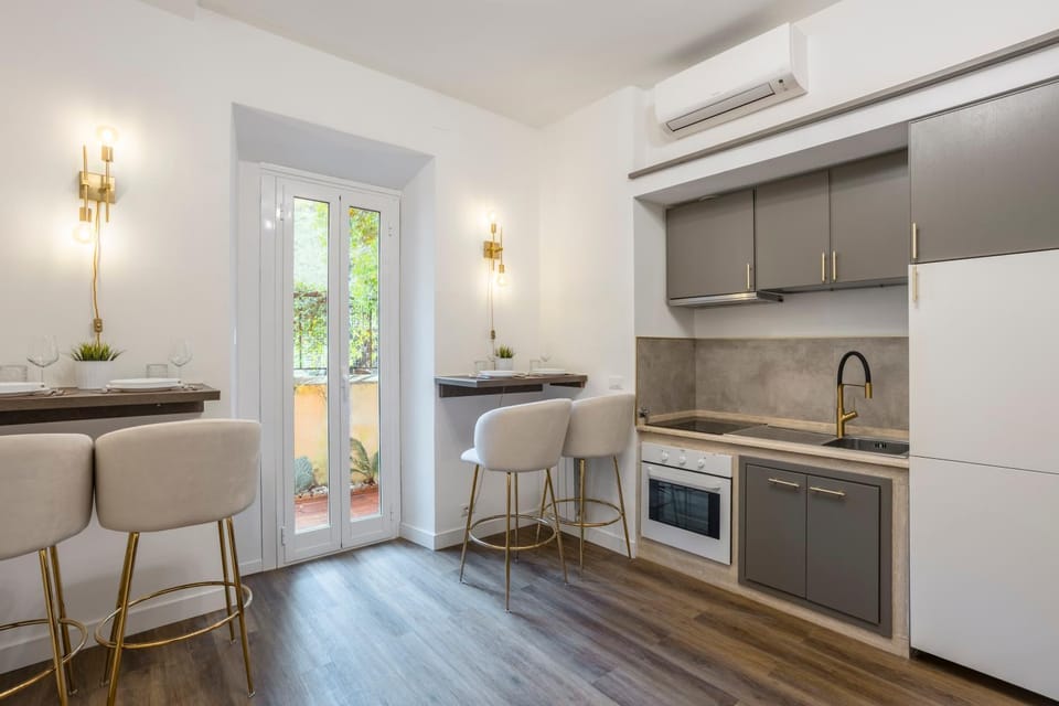 Kitchen or kitchenette, Dining area, oven, stove