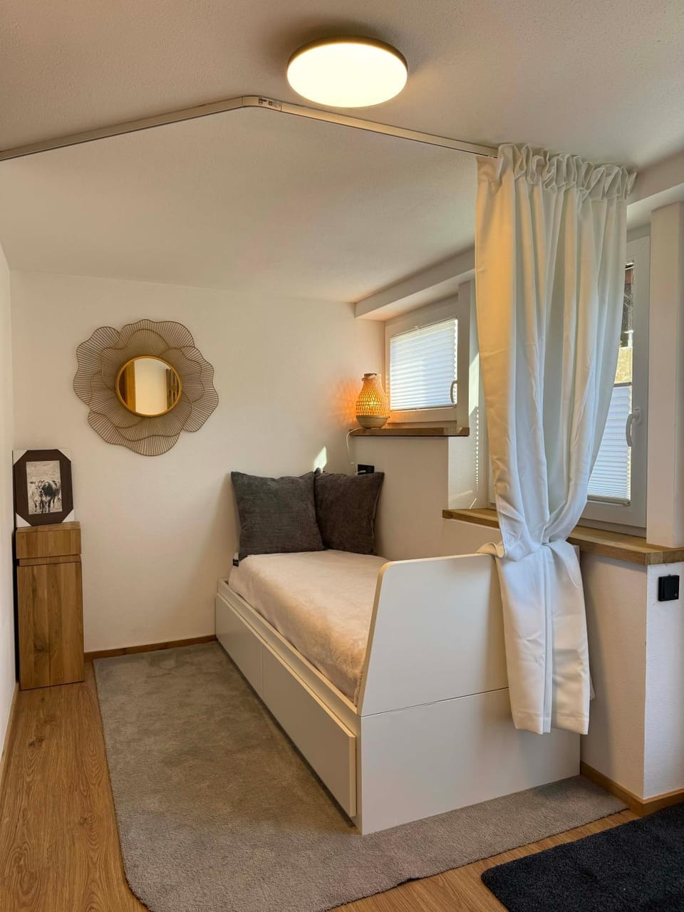 Bed, Photo of the whole room, Seating area, Bedroom