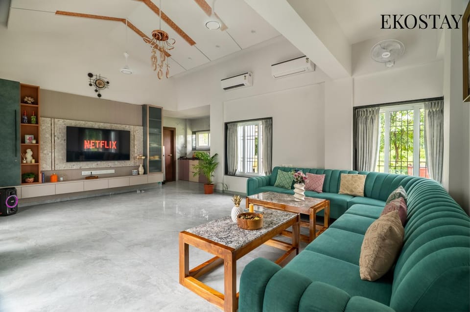 Communal lounge/ TV room, TV and multimedia, Living room, Seating area, Evening entertainment, fireplace, air conditioner