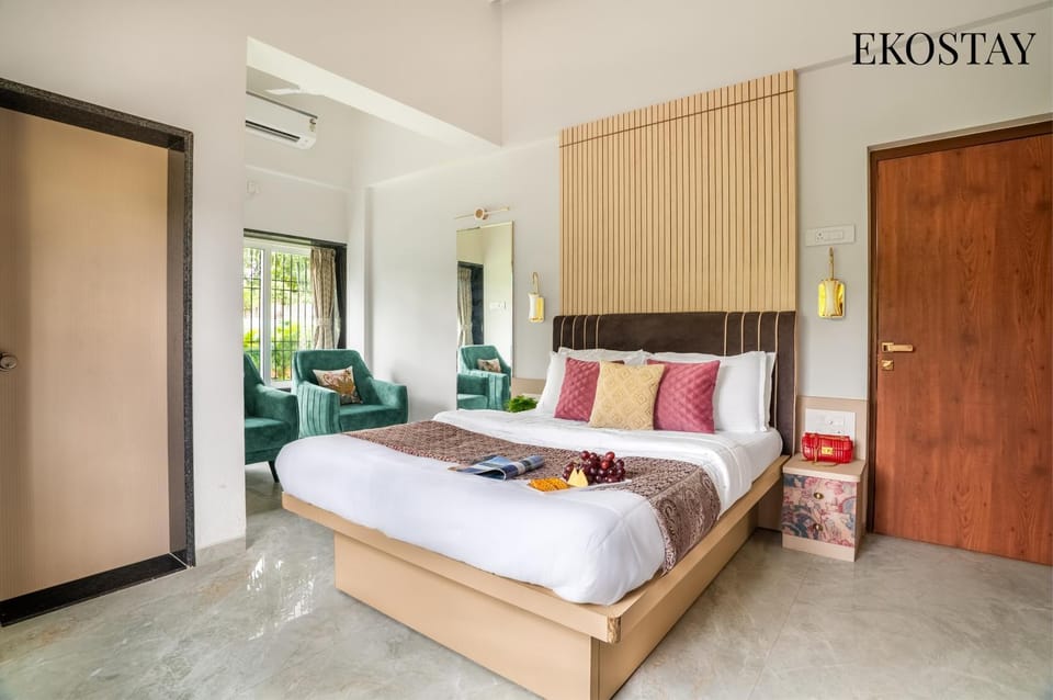 Bed, Photo of the whole room, Bedroom, towels, wardrobe, air conditioner