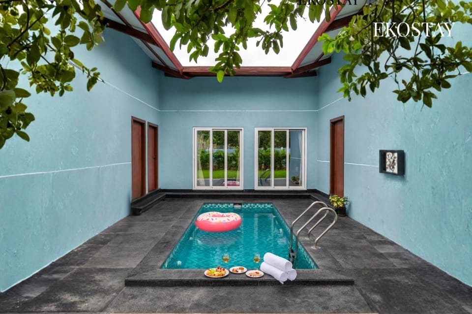 Day, Natural landscape, Garden, Garden view, Pool view, Swimming pool, sunbed, towels