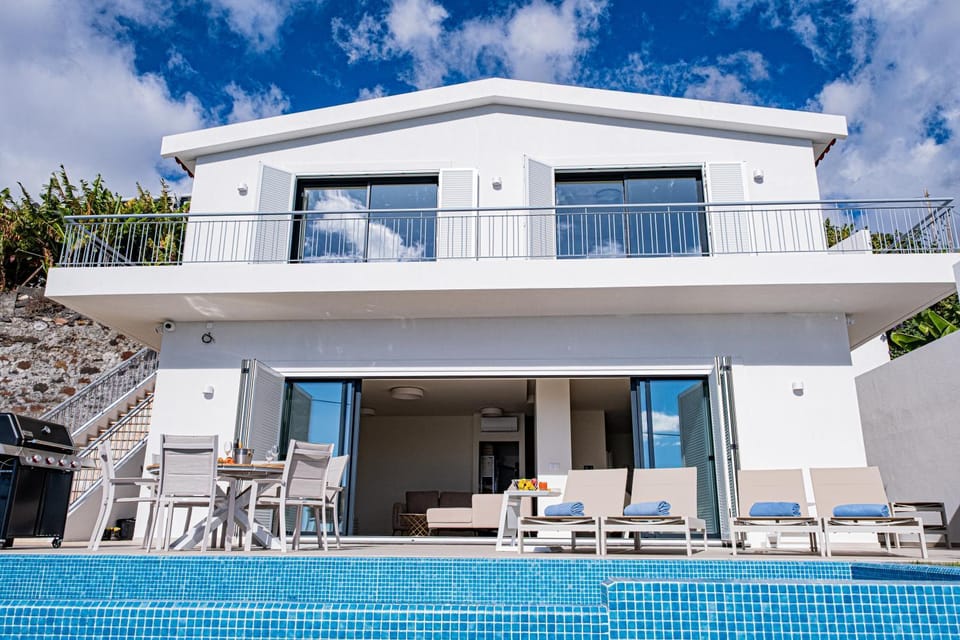 Property building, Patio, Balcony/Terrace, Pool view, Swimming pool, sunbed