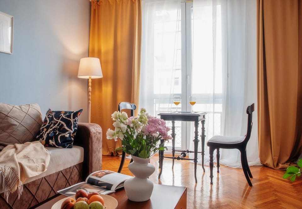 Vintage charm by Republic Square - French balcony Apartment in Belgrade