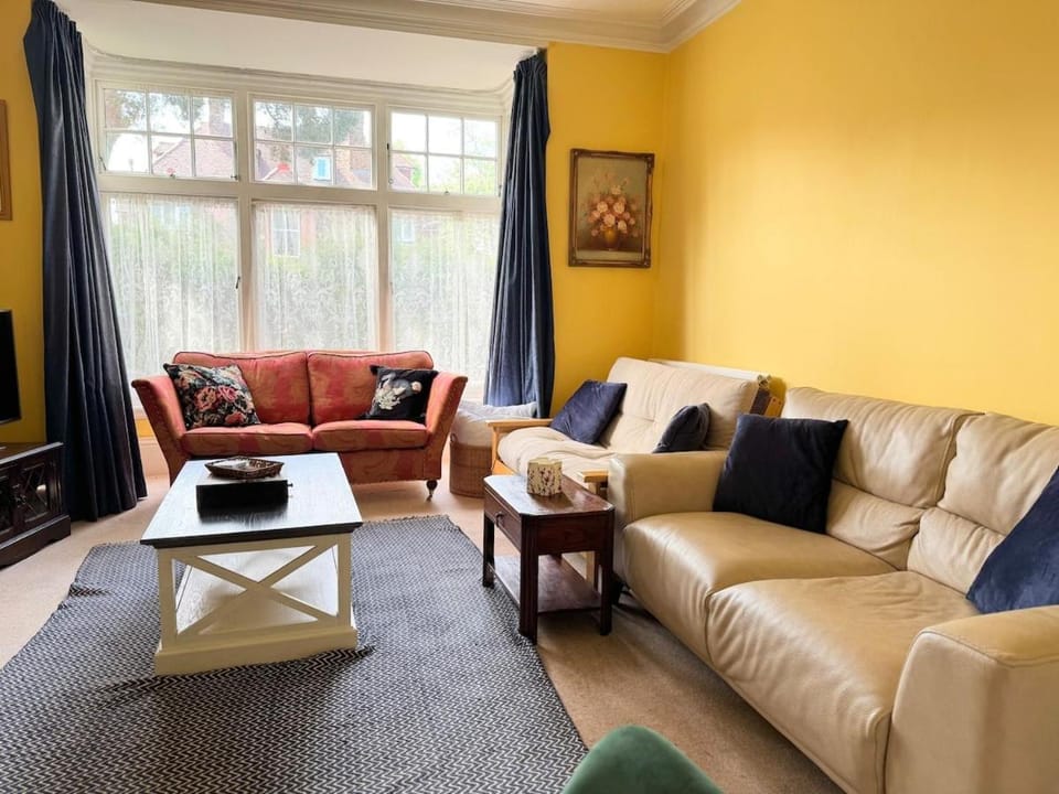 Large Edwardian Home Sleeps 12 Near London House in Edgware