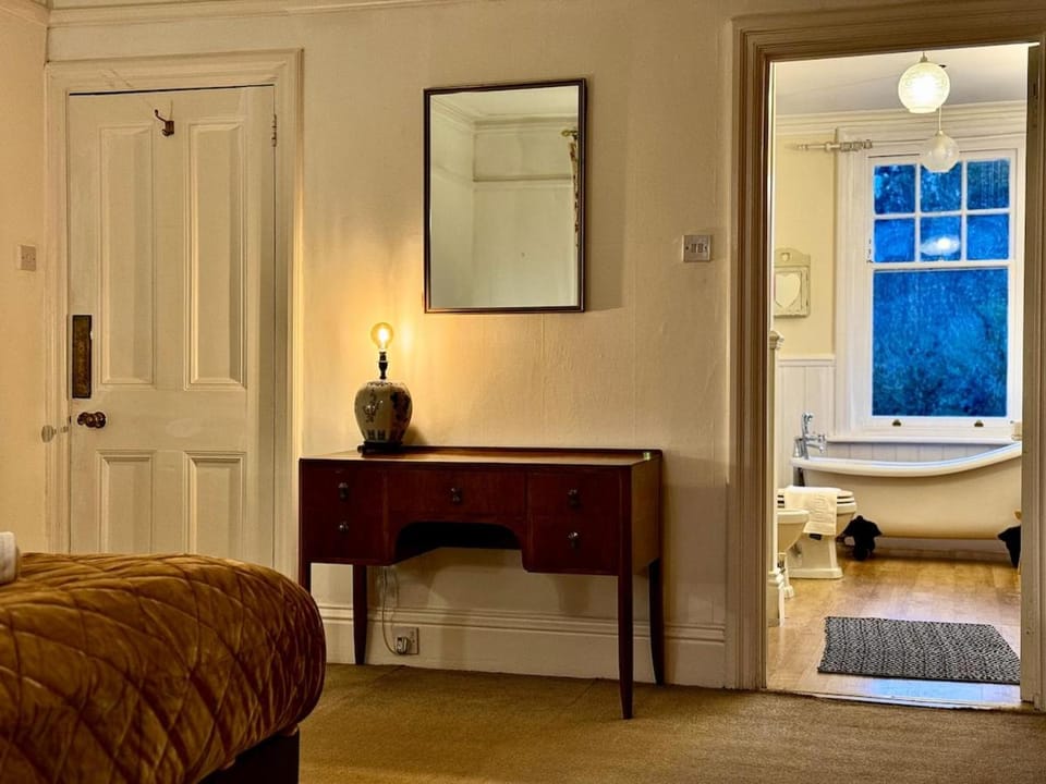Large Edwardian Home Sleeps 12 Near London House in Edgware