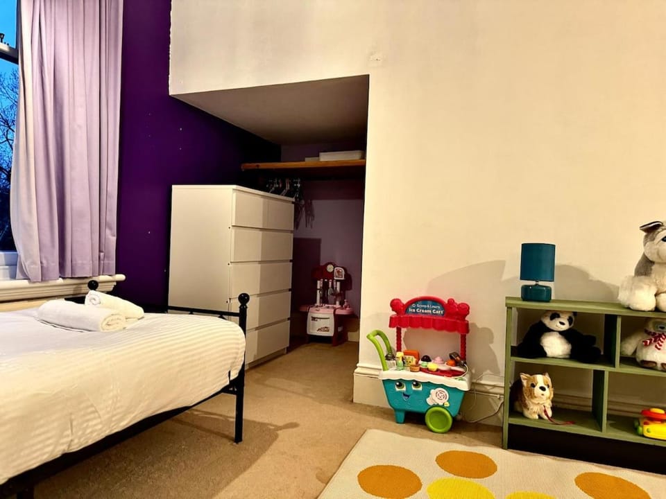 Large Edwardian Home Sleeps 12 Near London House in Edgware