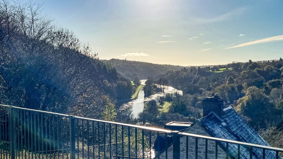 Nearby landmark, Mountain view, River view