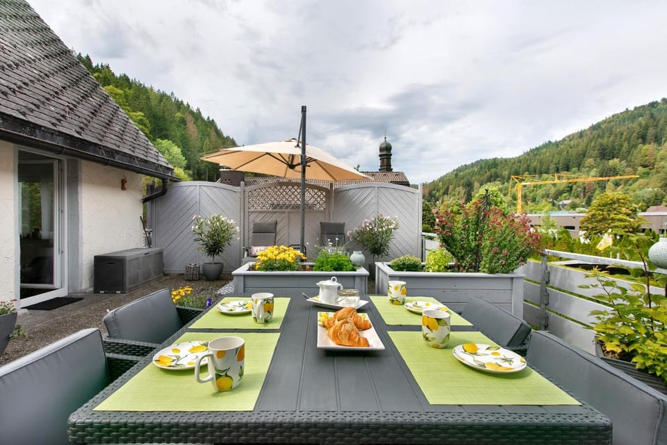 Property building, Balcony/Terrace, Living room