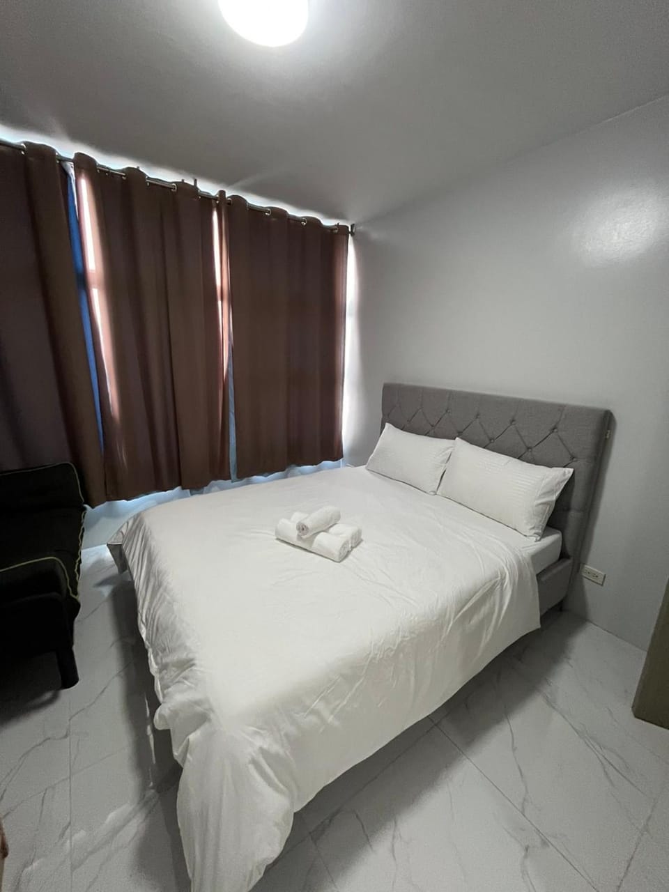 Bed, Photo of the whole room, Bedroom, towels