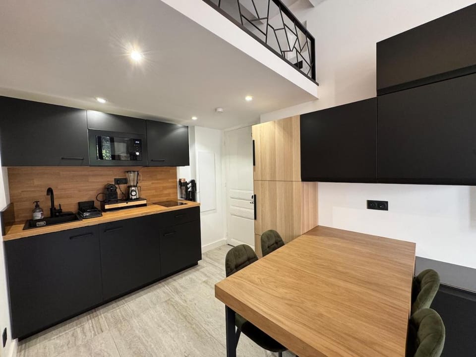 Elegant studio with mezzanine, city center Apartment in Antibes