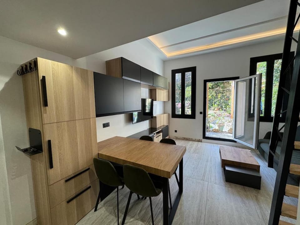 Elegant studio with mezzanine, city center Apartment in Antibes