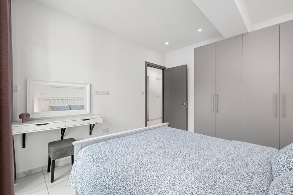 Style by the Sea I Palm Central - Finikoudes Beach Apartment in Larnaca