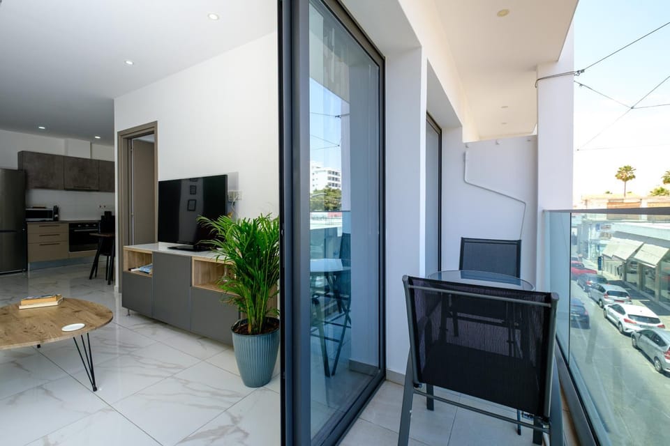 Style by the Sea I Palm Central - Finikoudes Beach Apartment in Larnaca