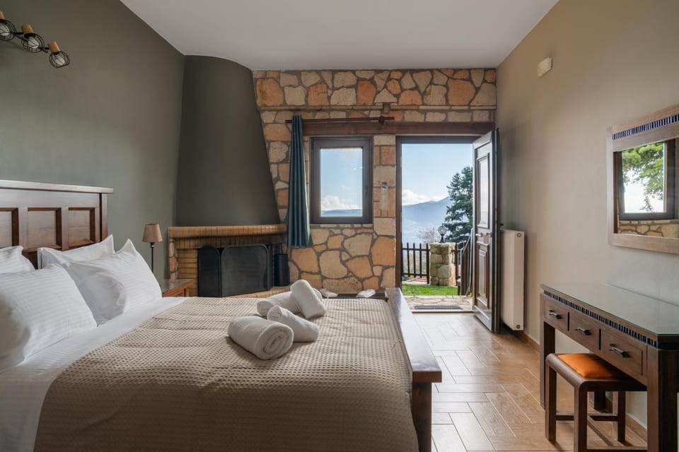 Bed, Photo of the whole room, fireplace