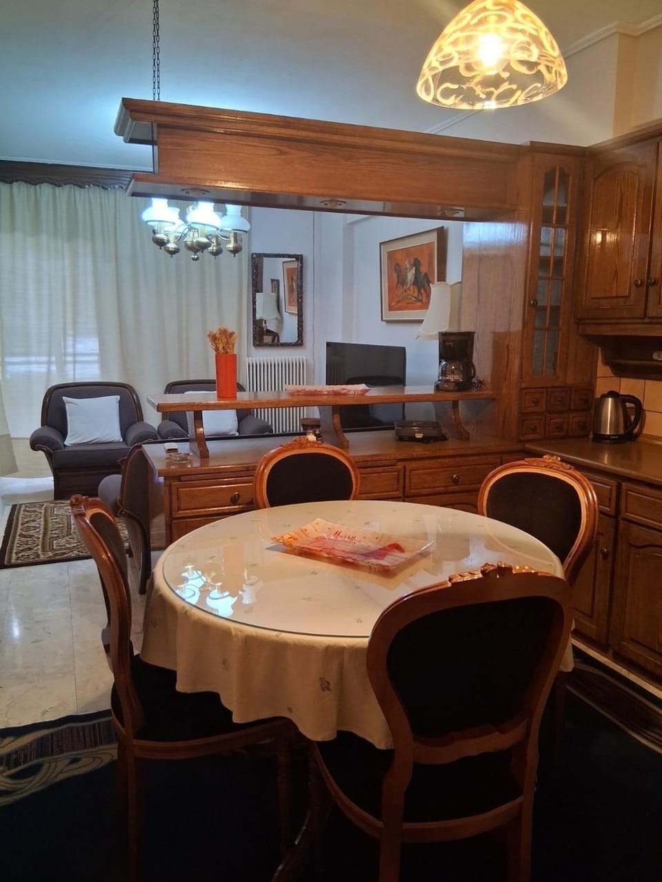 Kitchen or kitchenette, Living room, Seating area, Dining area