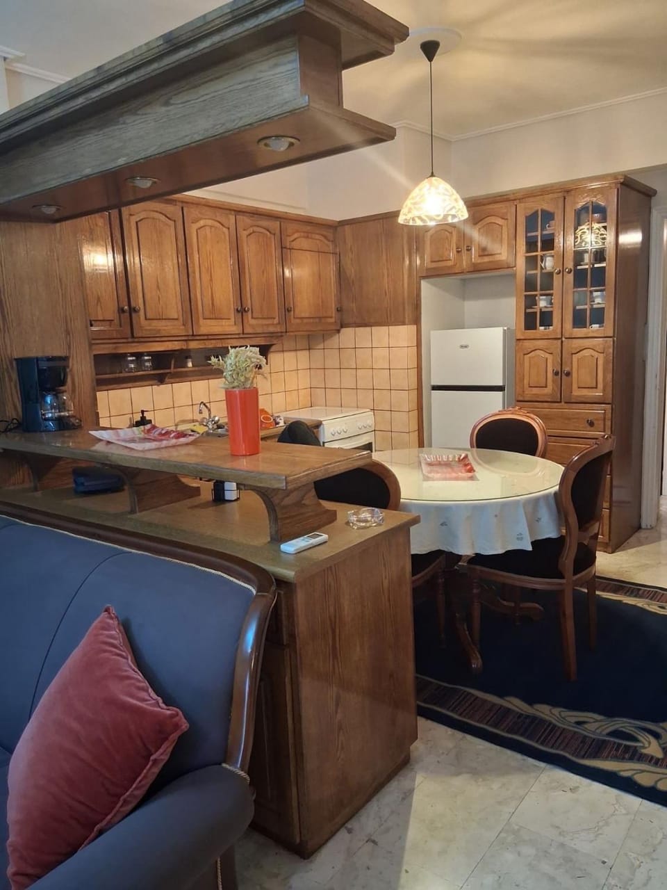 Kitchen or kitchenette, Seating area, Dining area, oven