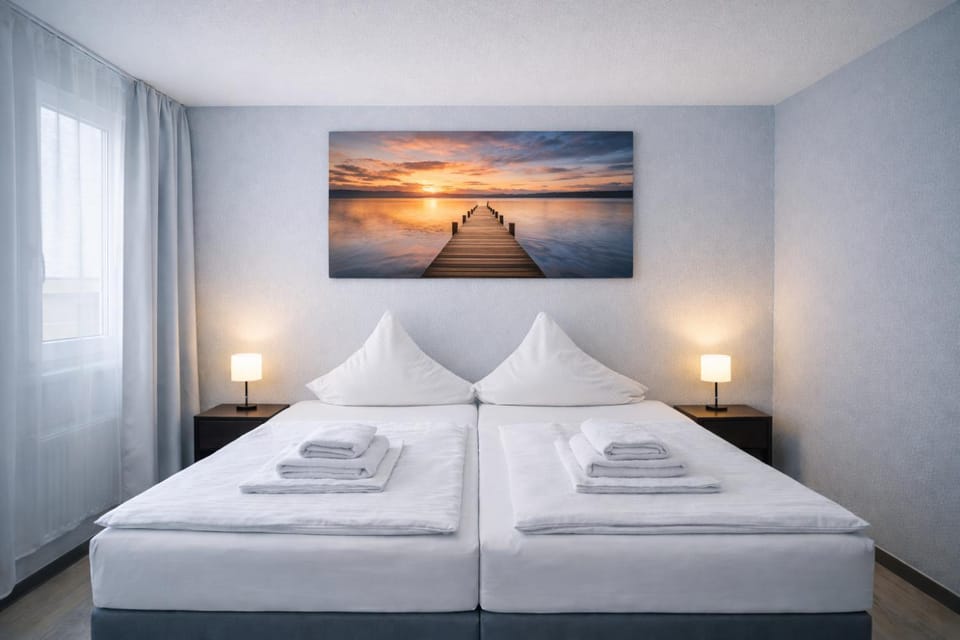 Bed, Photo of the whole room, Bedroom, towels