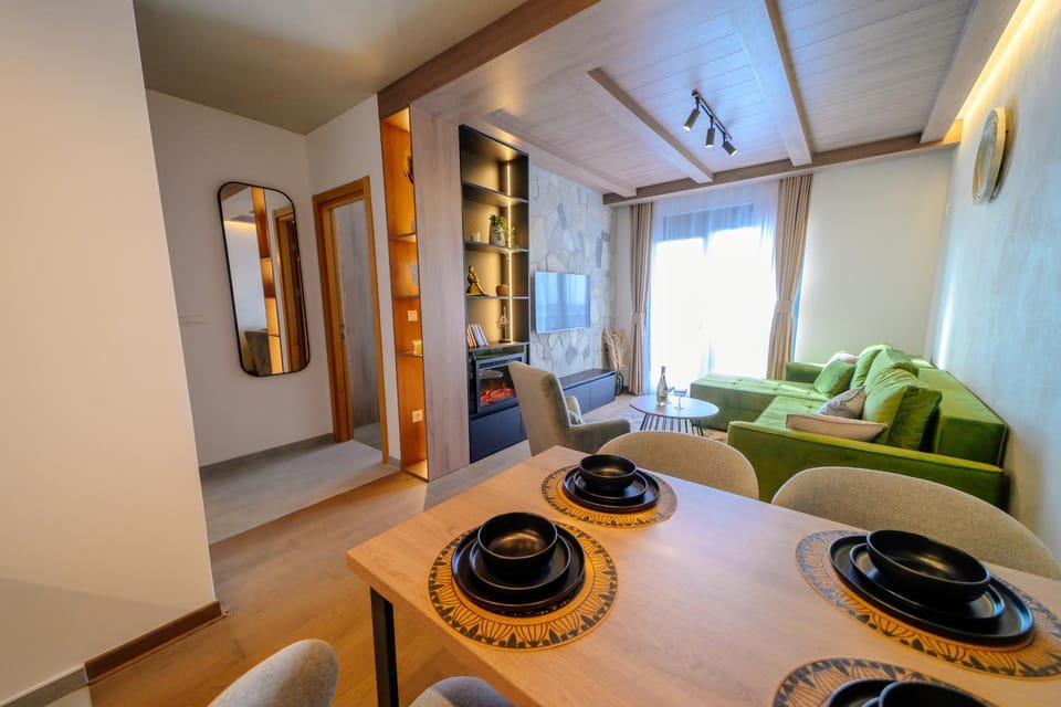 TV and multimedia, Living room, Decorative detail, Dining area, fireplace