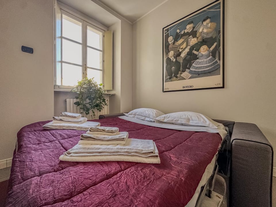 Bed, Bedroom, towels