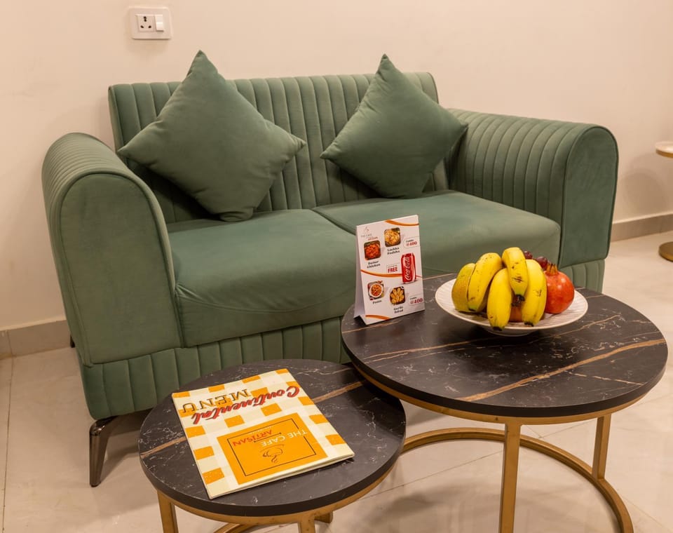 Living room, Food and drinks, Seating area, Food