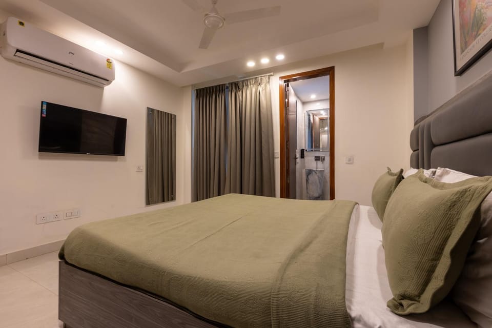 Bed, TV and multimedia, Photo of the whole room, Bedroom, air conditioner