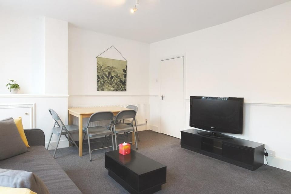 TV and multimedia, Living room, Seating area, Evening entertainment