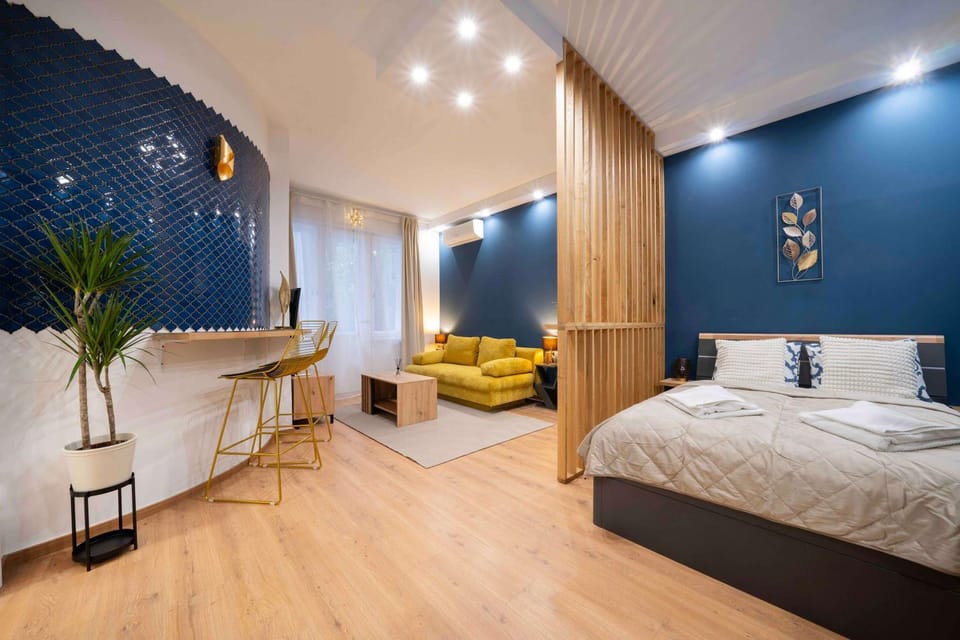 Bed, Living room, Photo of the whole room, Seating area