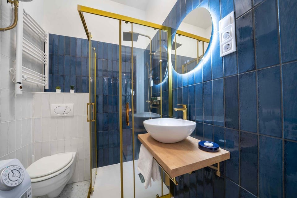 Toilet, towels