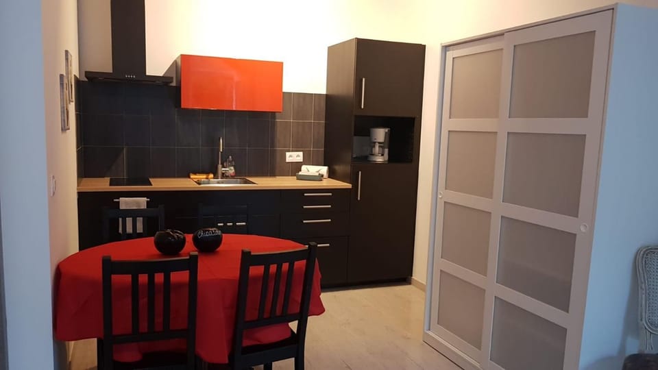 Property building, Kitchen or kitchenette, Living room