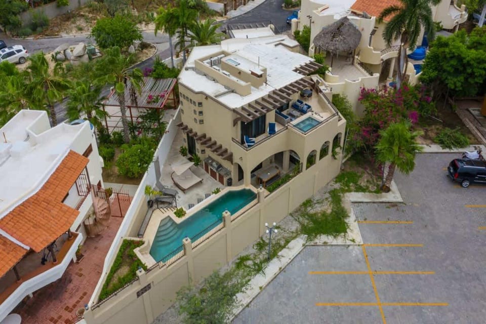 Property building, Neighbourhood, Bird's eye view, Swimming pool, Location, Parking