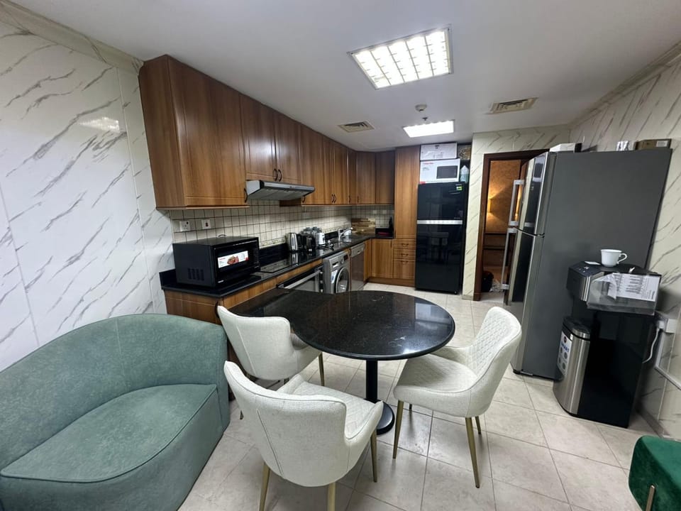 Kitchen or kitchenette, Living room, Seating area, Dining area, minibar, stove, toaster