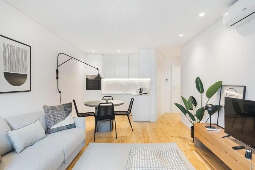 Stylish Flat with Balcony, In Central Porto Apartment in Porto