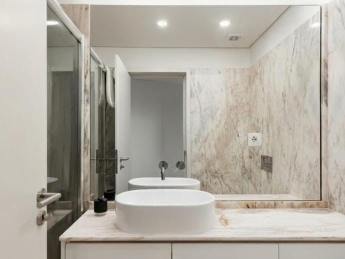 Stylish Flat with Balcony, In Central Porto Apartment in Porto
