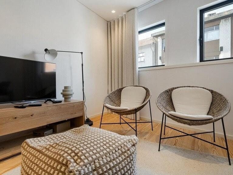 Stylish Flat with Balcony, In Central Porto Apartment in Porto