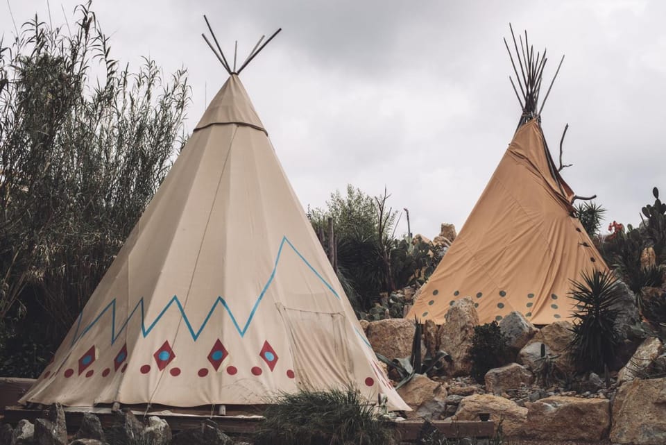 Logement insolite glamping tipi Var Grimaud Luxury tent in Grimaud