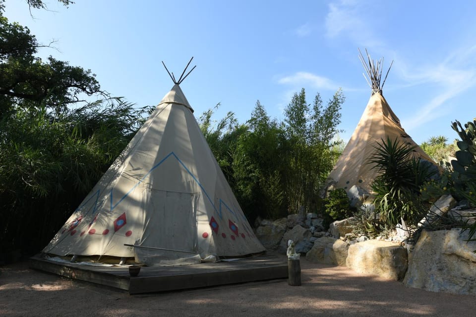 Logement insolite glamping tipi et lodge Var Grimaud Luxury tent in Grimaud
