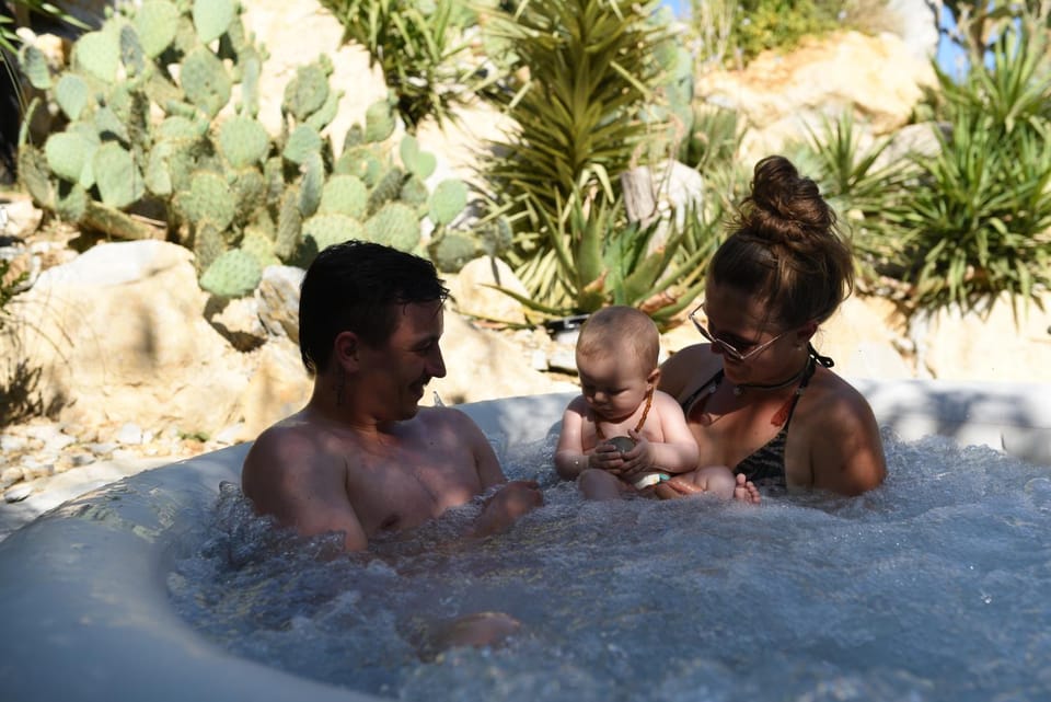 Logement insolite glamping tipi et lodge Var Grimaud Luxury tent in Grimaud