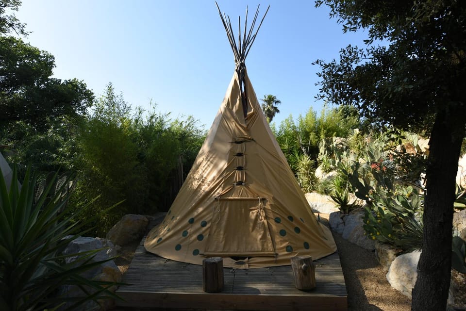 Logement insolite glamping tipi et lodge Var Grimaud Luxury tent in Grimaud